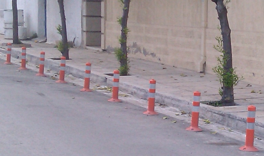 Flexible posts in road